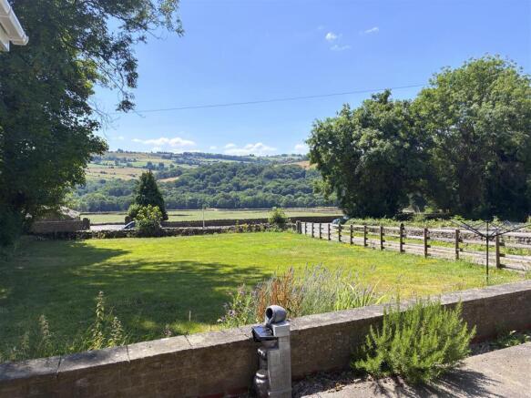 5 bed Detached to rent Image 2