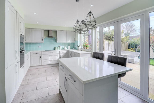 Hayfield Drive, Hazlemere, High Wycombe, Buckinghamshire, HP15 photo 3