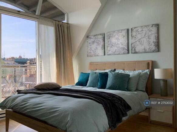 Master Kingsize Bedroom (Upstairs)