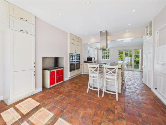 5 bed Detached for sale Image 4