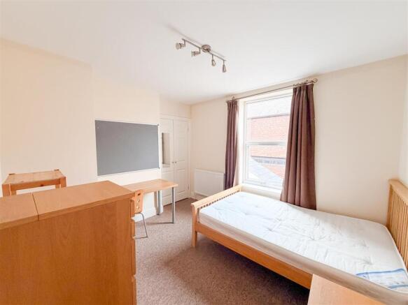 4 bed House to rent Image 5
