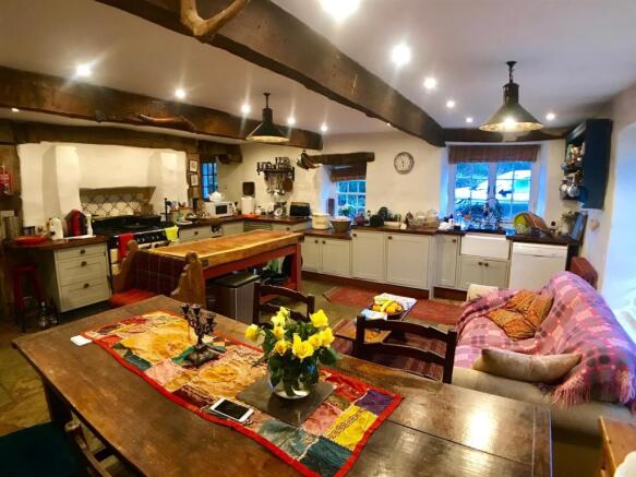 KITCHEN/LIVING ROOM