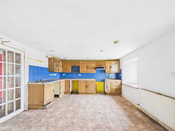 LOUNGE/KITCHEN