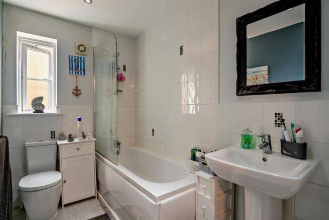 5 bed Detached for sale Image 12