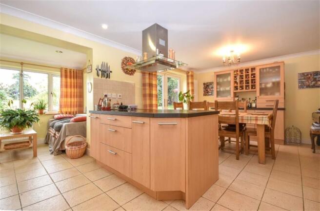 KITCHEN/DINING ROOM