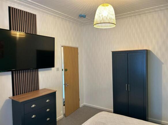 3 bed House Share to rent Image 5