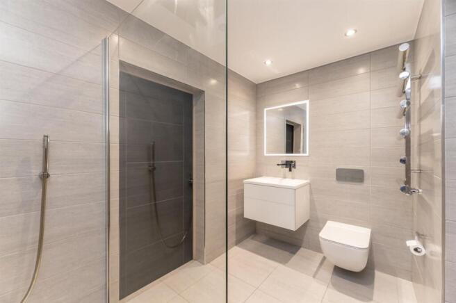 MASTER EN-SUITE