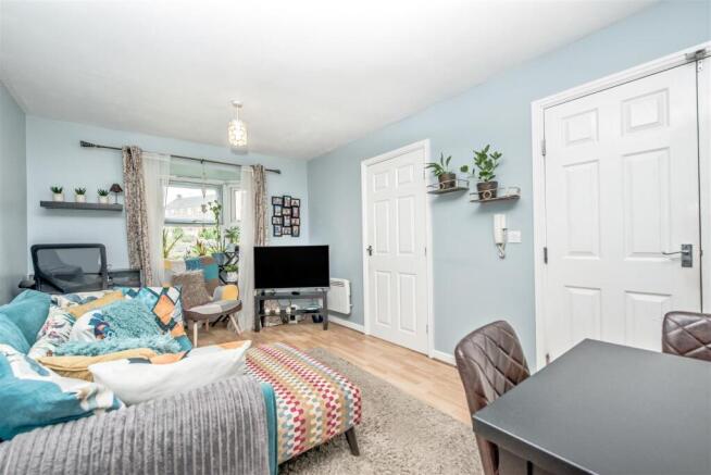 2 bed Flat for sale Image 8