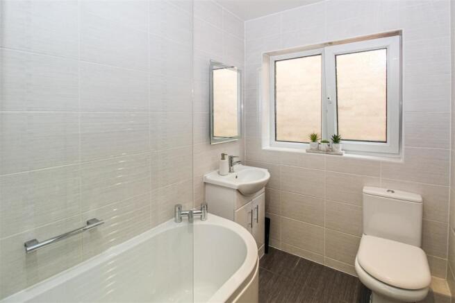 FAMILY BATHROOM/W.C.