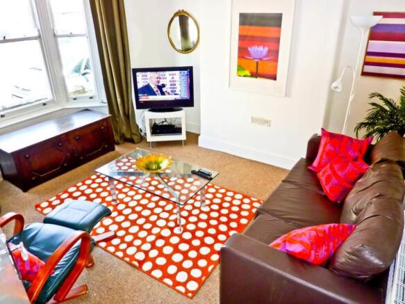 Large sitting room with cable TV.JPG