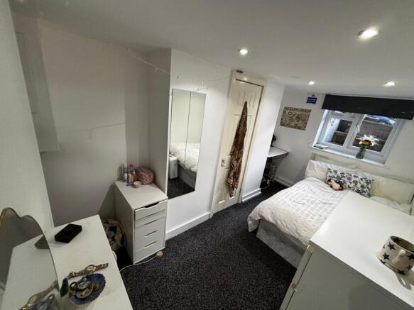 Bright, neatly presented single bedroom with a ...