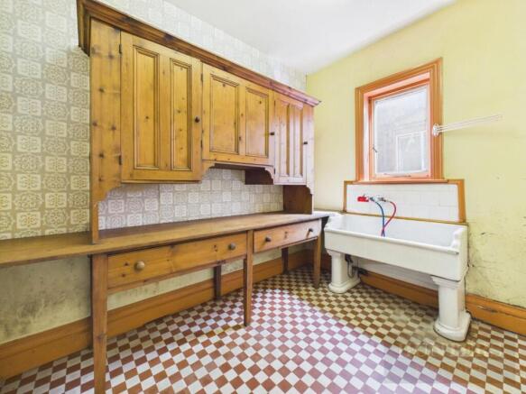 5 bed Detached for sale Image 6