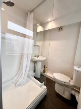4 bed House to rent Image 9