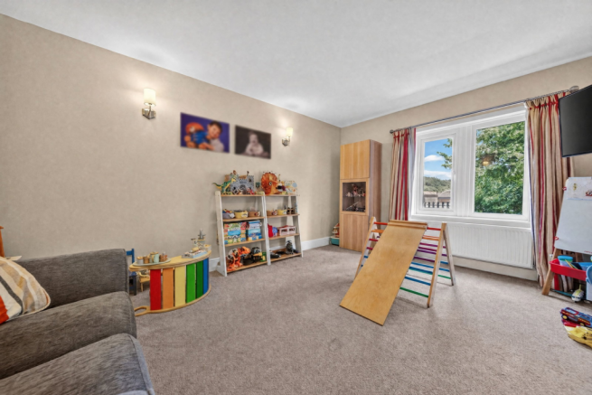 5 bed Detached for sale Image 10