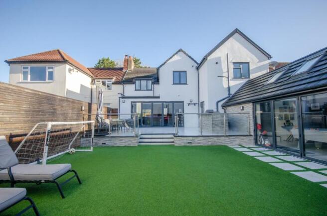 Rear garden pic 2.jpg