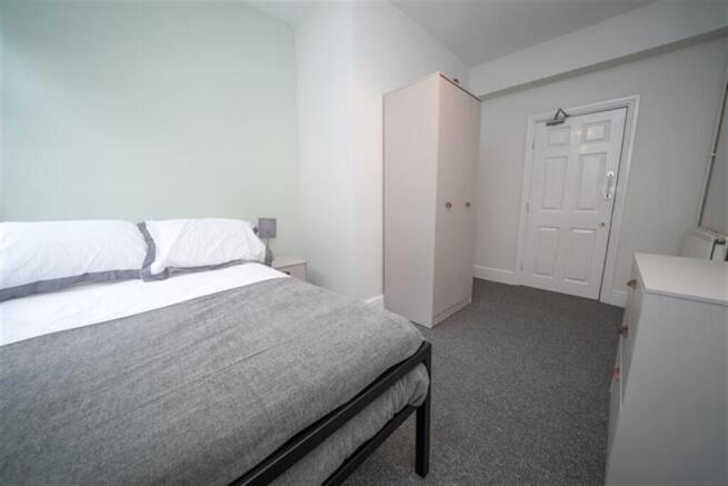 3 bed Apartment to rent Image 6