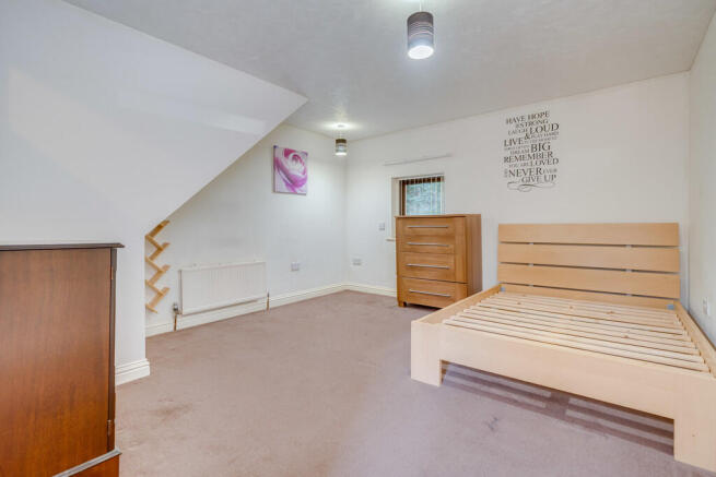 6 bed Detached for sale Image 11