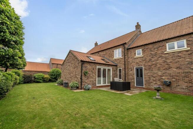 5 bed Detached for sale Image 4