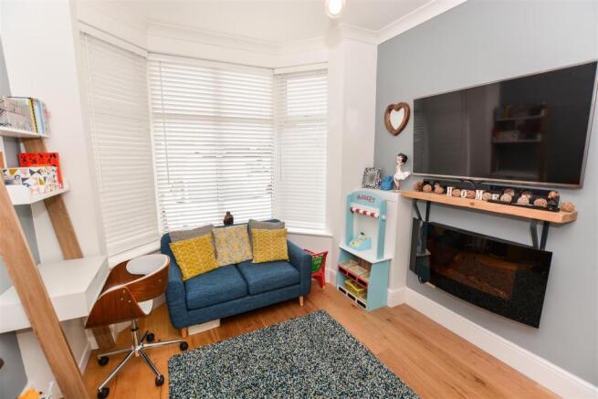 BAY FRONTED SITTING ROOM