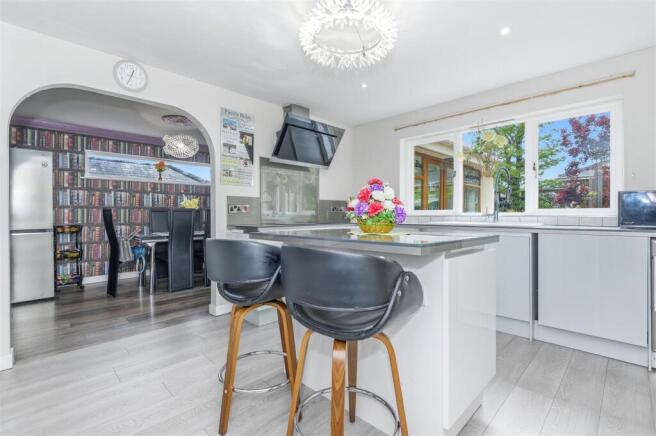 4 bed Detached for sale Image 8