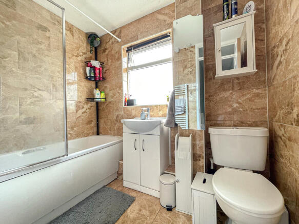 11 Rothesay Mead - Bathroom