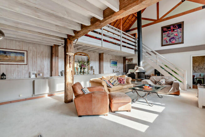 8586761-interior1...