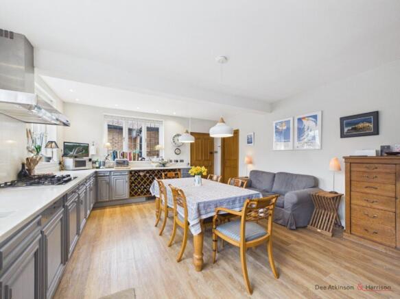 5 bed Detached for sale Image 7