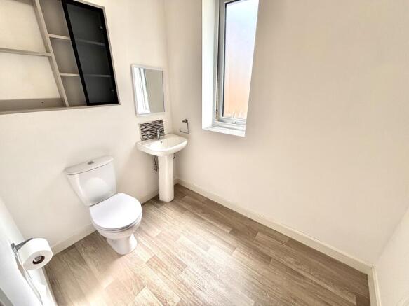 4 bed House to rent Image 7