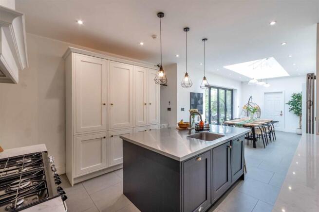 4 bed Semi-Detached for sale Image 4