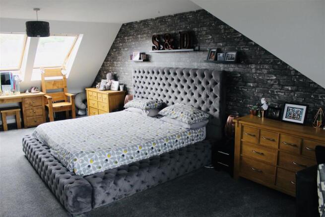 IMPRESSIVE UPPER FLOOR BEDROOM SUITE