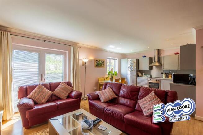 OPEN PLAN LOUNGE & KITCHEN
