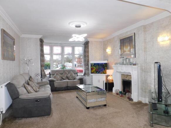 LOUNGE / DINING ROOM