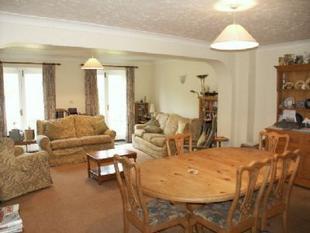 Sitting/Dining Room: