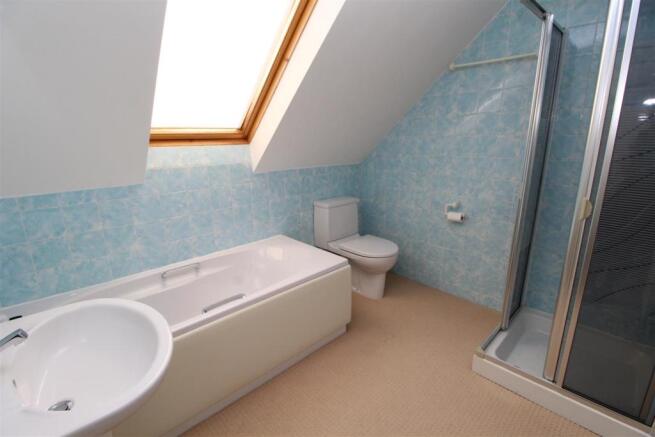 EN-SUITE SHOWER ROOM