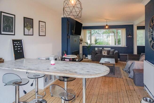 Lounge/Dining Room