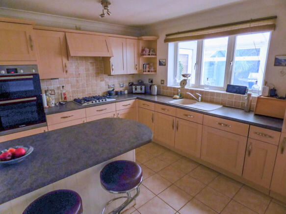 KITCHEN/BREAKFAST...
