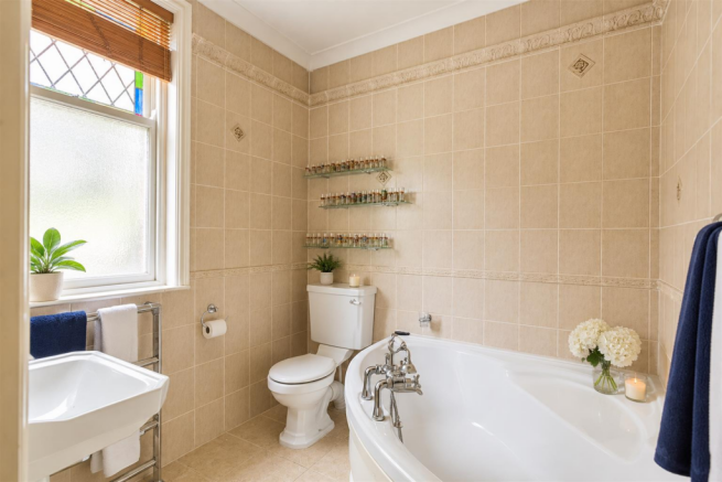 6 bed Detached for sale Image 12