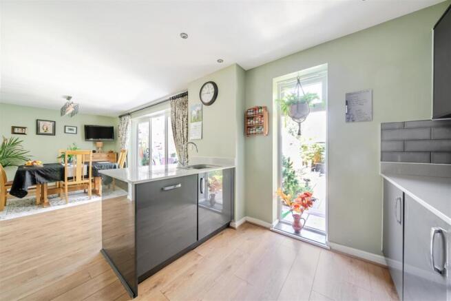 4 bed Detached for sale Image 6