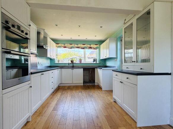 4 bed Detached for sale Image 7