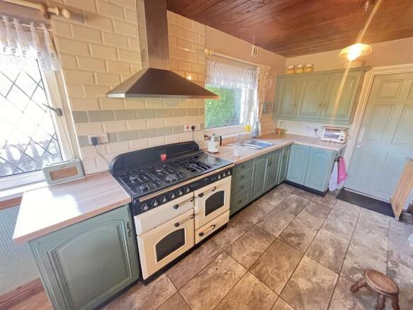 LARGE KITCHEN/BREAKFAST ROOM