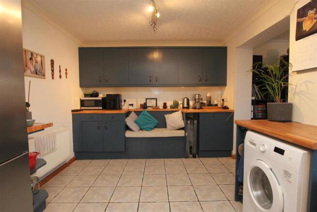 Kitchen 2.JPG