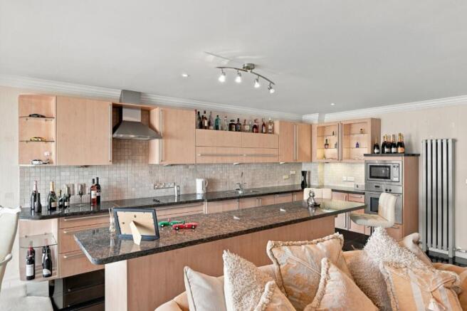 2 bed Flat for sale Image 7