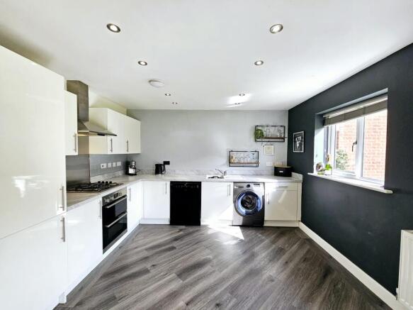 4 bed Detached for sale Image 7