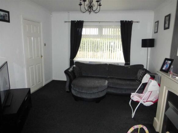 LOUNGE/DINING AREA