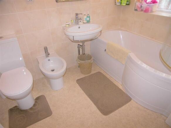 FAMILY BATHROOM / WC