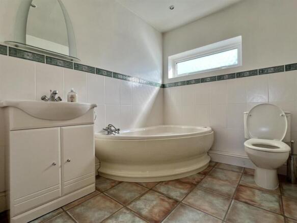 12 Derwent Bathroom 2.jpg