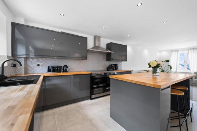 4 bed Detached for sale Image 4