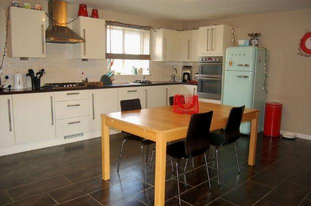 KITCHEN/FAMILY ROOM