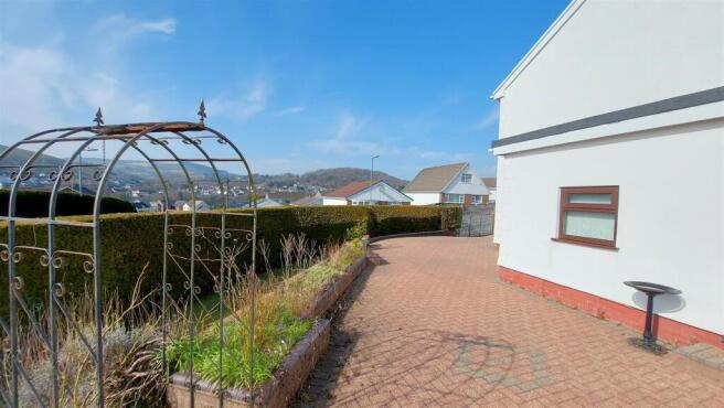 Front / Side Gardens