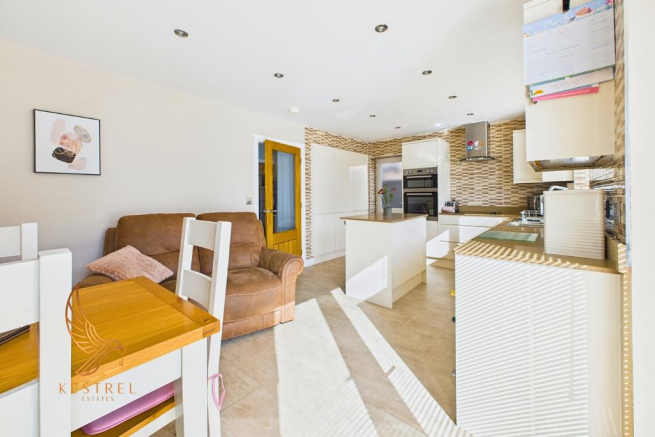 3 bed Detached for sale Image 9